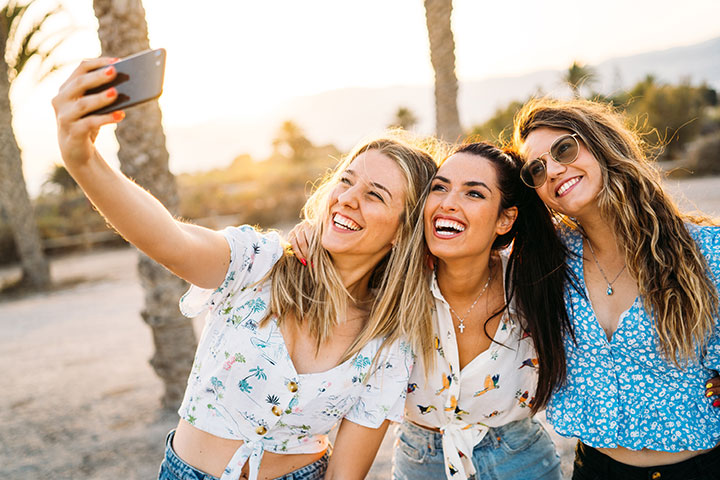 Smartphone Fotografie: Gruppe junger Frauen macht ein Selfie