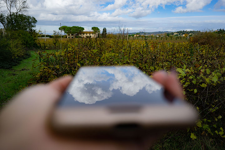 Smartphone Fotografie: Spiegelung eines bewölkten Himmels auf dem Smartphone