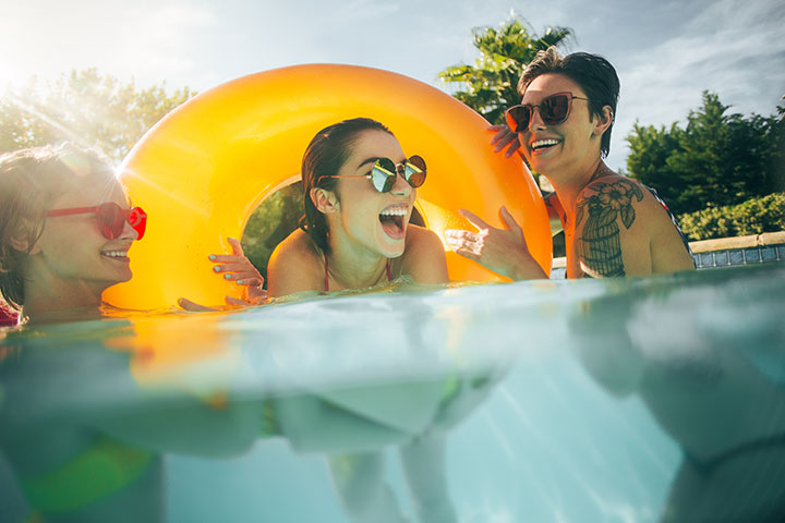 Smartphone Fotografie: Junge Frauen halb Unterwasser fotografiert